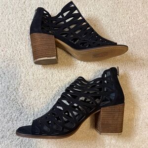 Vince Camuto Women's Black Cutout Block Heel Sandals